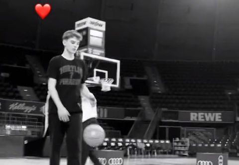 Ο εγγονός του Πέσιτς παίζει μπάσκετ με μπλουζάκι «Θρύλος 7»