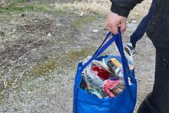 Οι οπαδοί του Πανιωνίου μάζεψαν τα σκουπίδια τους μετά τον αγώνα με τον Φοίνικα Νέας Επιδαύρου