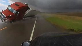 ΗΠΑ: 33 νεκροί, δεκάδες τραυματίες και τεράστιες υλικές ζημιές μετά τους ανεμοστρόβιλους που έπληξαν τις πολιτείες (vids)