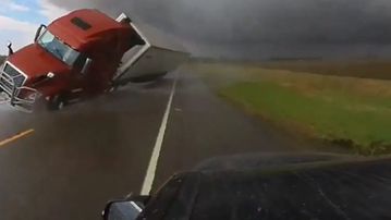 ΗΠΑ: 33 νεκροί, δεκάδες τραυματίες και τεράστιες υλικές ζημιές μετά τους ανεμοστρόβιλους που έπληξαν τις πολιτείες (vids)