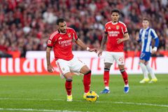 H δημοσκόπηση που... καίει τον Παυλίδη - Τι συμβαίνει με τον Έλληνα φορ και τους οπαδούς της Μπενφίκα