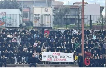 Συγκλονίζει φωτογραφία του αδικοχαμένου Κλεομένη να κρατά πανό για τον Άλκη Καμπανό πριν από τέσσερα χρόνια