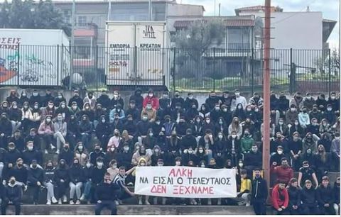 Συγκλονίζει φωτογραφία του αδικοχαμένου Κλεομένη να κρατά πανό για τον Άλκη Καμπανό πριν από τέσσερα χρόνια