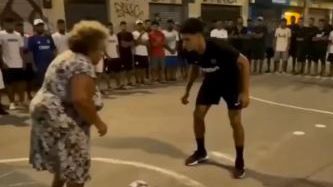 Η «σούπερ» γιαγιά της Βραζιλίας ντριμπλάρει σαν τον Ροναλντίνιο και σκορπά... τρόμο (vid)