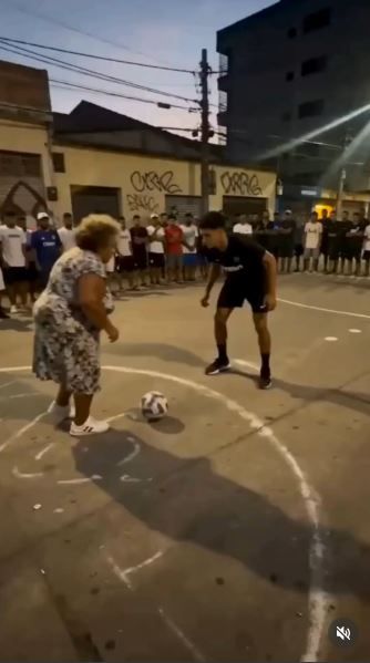 Η «σούπερ» γιαγιά της Βραζιλίας ντριμπλάρει σαν τον Ροναλντίνιο και σκορπά... τρόμο (vid)