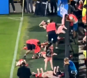 Πρωτοφανές «πικάρισμα» από οπαδούς της Ροσάριο Σεντράλ με φουσκωτές κούκλες (vid)