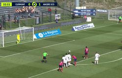 Οπαδοί στη Γαλλία έδειξαν τα οπίσθιά τους για ν' αποπροσανατολίσουν τον εκτελεστή του πέναλτι! (photo)