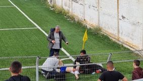 Εικόνες ντροπής: 16χρονος ποδοσφαιριστής τραυματίστηκε σοβαρά και του έδεσαν το πόδι με... χαρτόνια - Ο Κωστένογλου έσπευσε να βοηθήσει (vid)