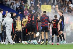 Η Μπαρτσελόνα στέφθηκε πρωταθλήτρια Ισπανίας, η Εσπανιόλ... άνοιξε τo αυτόματο πότισμα (vid)