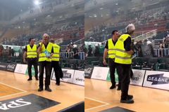 Μερακλής σεκιουριτάς έτρωγε αμέριμνος πατατάκια στο ΟΑΚΑ την ώρα που γινόταν χαμός γύρω του (vid)