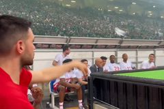 Ο Παπανικολάου πέταξε ένα μπουκάλι νερό με στόχο τον Λαρεντζάκη (vid)