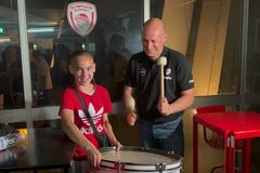 Ο Παναγιώτης Αγγελόπουλος σε ρόλο τυμπανιστή! (vid)