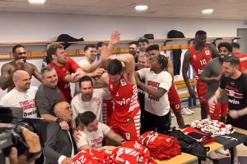 Οι παίκτες του Ολυμπιακού τραγουδούν «είσαι στο μυαλό» στα αποδυτήρια του ΟΑΚΑ (vid)