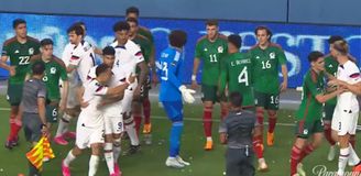 Χαμός στο ΗΠΑ - Μεξικό, τέσσερις κόκκινες και πρόωρη λήξη λόγω ομοφοβικού συνθήματος (vids)