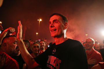 Αποθέωση μετά το «διπλό» στο ΟΑΚΑ: Οι οπαδοί του Ολυμπιακού υποδέχθηκαν με συνθήματα και πυρσούς την αποστολή στο ΣΕΦ (vid)