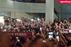 Η αντίδραση και το γελάκι του Βεζένκοφ στο «Σάσα μείνε στον Ολυμπιακό» (vid)