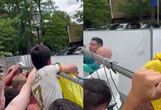 «Τρέλα» του κόσμου με τον Κριστιάνο Ρονάλντο - Πανικός για ένα αυτόγραφο (vid)