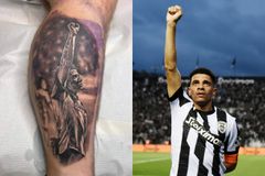 Οπαδός του ΠΑΟΚ έκανε τατουάζ τον συμβολικό πανηγυρισμό του Τάισον - Η αντίδραση του Βραζιλιάνου (pic)