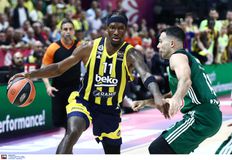 Παραμένει για τρία ακόμα χρόνια στη Φενέρ ο Χέιζ Ντέιβις