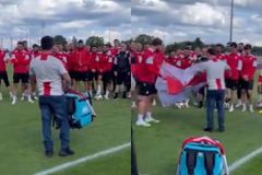 Τρομερό: Ένας Γεωργιανός διανομέας διέσχισε επτά χώρες με μηχανάκι για να παραδώσει τη σημαία της χώρας του ενόψει του Euro (vid)