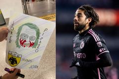 Η ζωγραφιά - δώρο δύο φίλων της ΑΕΚ στον Πιζάρο κατά την άφιξή του