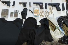 Μαχαίρια, χειροβομβίδες και πιστόλια: Όλα όσα βρήκε η ΕΛ.ΑΣ. για την εγκληματική οργάνωση που συμμετείχαν οι οπαδοί του Παναθηναϊκού