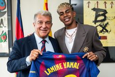 Ο Γιαμάλ ανανέωσε επίσημα με την Μπαρτσελόνα και πήρε το νούμερο του Μέσι