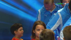 Η όμορφη στιγμή στο «Γ. Καραϊσκάκης»: O Χάαλαντ έπιασε κουβέντα με τον μικρό Λέανδρο