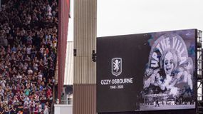 Με ήχους Crazy Train του Όζι Όζμπορν μπήκαν στο γήπεδο οι Άστον Βίλα και Νιούκαστλ