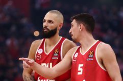 Επικός Φουρνιέ: «Απείλησε» τον Λαρεντζάκη με σφαλιάρα αλά... Αντετοκούνμπο! (vid)