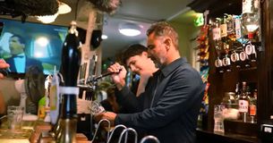 Ο Περέιρα, πρώην κόουτς του Ολυμπιακού, σέρβιρε μπύρες τους φίλους της Γουλβς (vid)