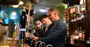 Ο Περέιρα, πρώην κόουτς του Ολυμπιακού, σέρβιρε μπύρες τους φίλους της Γουλβς (vid)