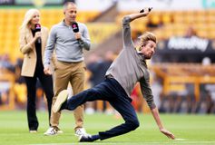 Ξεκαρδιστικός Κράουτς - Η επική on air κωλοτούμπα του παλαίμαχου φορ στο pre game του Γουλβς - Λίβερπουλ (vid)