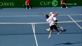 Ο Τσιτσιπάς βρήκε άθελά του με smash τον Κλέιν