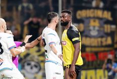 «Χαμός» με Πιερό - Μύγα και πάγκους πριν το φινάλε του ημιχρόνου στο ΑΕΚ - Βόλος (gallery & vid)