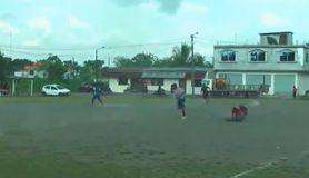 Τρόμος σε γήπεδο στο Εκουαδόρ: Άνδρες εισέβαλαν με μηχανή σε γήπεδο και πυροβόλησαν ποδοσφαιριστή! (video)