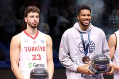 Η ανάρτηση του Γιάννη Αντετοκούνμπο με τον Αλπερέν Σενγκούν