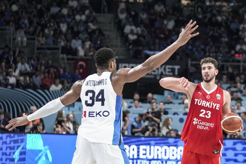 Μπακς και Ρόκετς ξεκίνησαν διαμάχη στο «Χ» για τον GOAT - Oι επικές αναρτήσεις (pics)