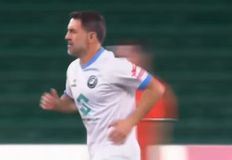 Η είσοδος του Καραγκούνη στον Φιλανθρωπικό Αγώνα Legends και η απονομή του μεταλλίου (vid)