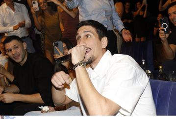 Ο Λαρεντζάκης πήρε το μικρόφωνο και έδωσε ρεσιτάλ: «Με τον Γιάννη, τον Λαρεντζάκη, τον Σλούκα και τ’ άλλα παιδιά…»!(vid)