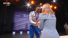 Η στιγμή της απονομής του μεταλλίου στον Καραλή (vid)