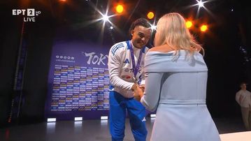 Η στιγμή της απονομής του μεταλλίου στον Καραλή (vid)