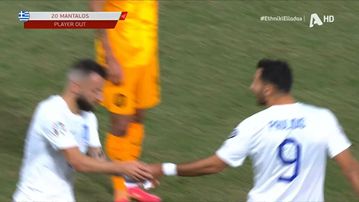 Το σκονάκι που έδωσε ο Παυλίδης στον Σιώπη όταν μπήκε αλλαγή (vid)