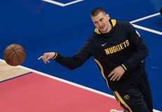 Το πρώτο signature παπούτσι του Νίκολα Γιόκιτς μπαίνει στα... ράφια: Η νέα συνεργασία του Joker και η τιμή του στην αγορά