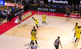 Εντυπωσιακό κάρφωμα του Χολ από ασίστ του Ντόρσεϊ στο Μακάμπι - Ολυμπιακός (vid)