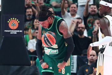 «Νικήσαμε, νικήσαμε, Παναθηναϊκός»: Το απολαυστικό βίντεο των γονιών του Χολμς (vid)