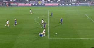 Απίστευτο: Φάουλ δύο μέτρα έξω από την περιοχή δόθηκε πέναλτι υπέρ της Ρεάλ (vids)