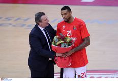 Βράβευσε τον Μπολομπόι μέσα σε αποθέωση ο Ολυμπιακός (vid)