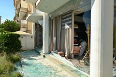 Οι εικόνες από τη ζημιά που προκάλεσε η εμπρηστική επίθεση στο μαγαζί του διαιτητή Γκάμαρη (gallery)