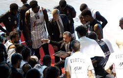 Στην Αθήνα με συνταγή... Αρμάνι η Βίρτους